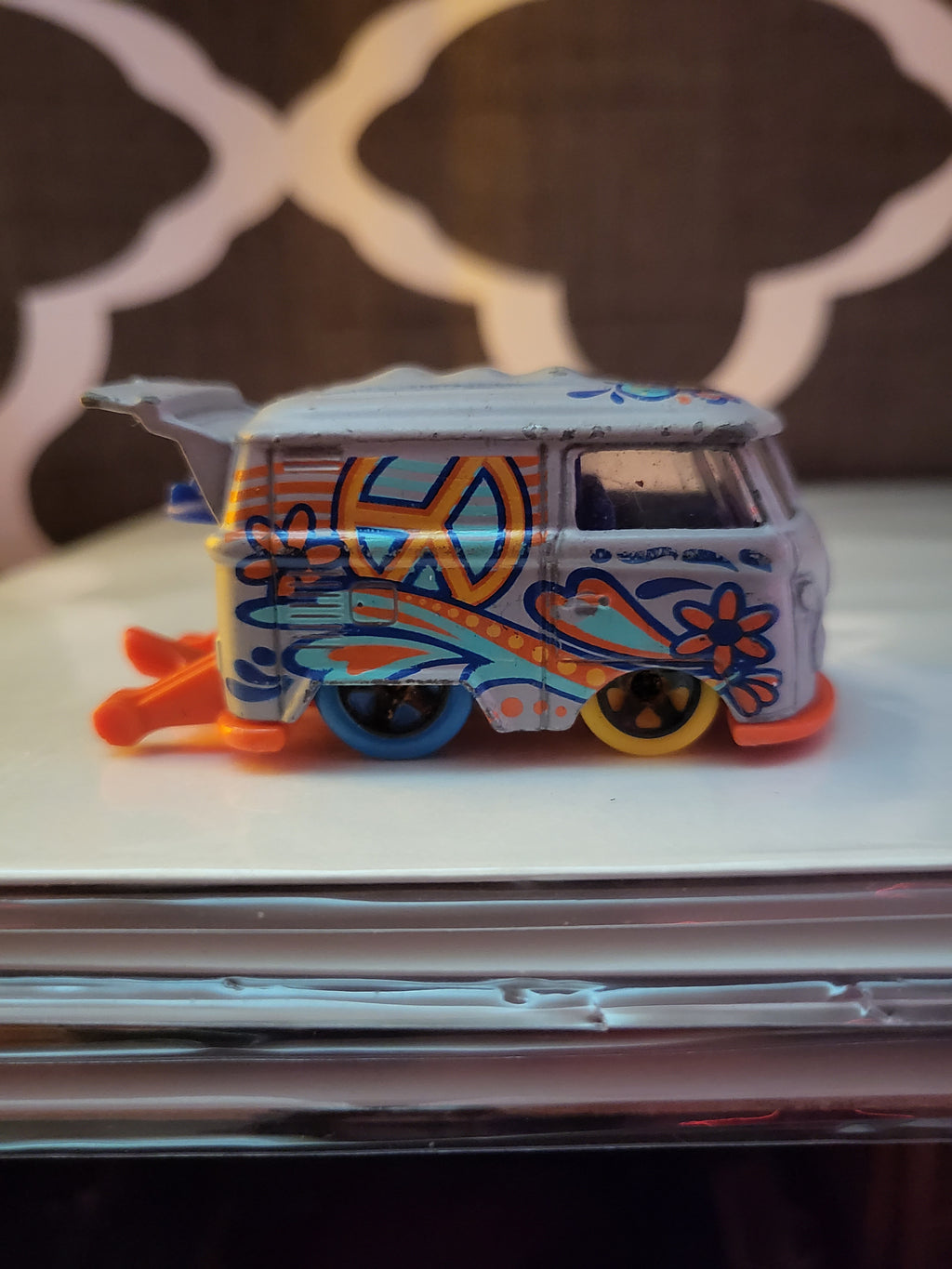 2012 Hot Wheels Kool Kombi VW Peace Decorative Short Bus Die-Cast Car Van