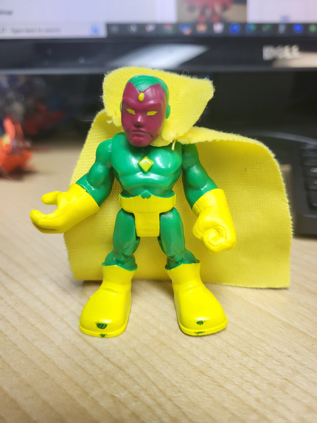 2015 Imaginext Marvel Super Hero Squad Vision Figure with Yellow Cloth Cape